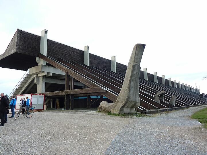 Kunst am Bau an der Rückseite der Tribüne.
