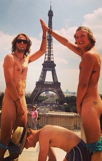 Der Kreativität sind keine Grenzen gesetzt. Diese Jungs rekonsturieren nackt den Eiffelturm.