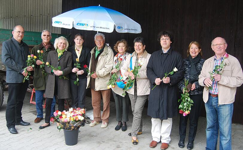 Die Rosenverteil-Aktion der Obermenzinger CSU.