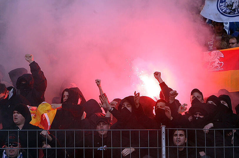 Rund 30 vermummte Anhänger des TSV 1860 wollten mehrere Bayern-Fans in Giesing angreifen. (Archivbild)