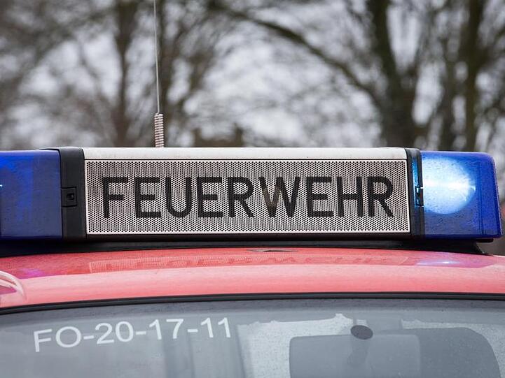 Das Blaulicht eines Feuerwehrautos leuchtet. Foto: Friso Gentsch/dpa/Symbolbild