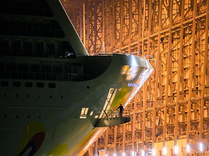 Der Bug eines Kreuzfahrtschiffs im Baudock der Meyer-Werft.