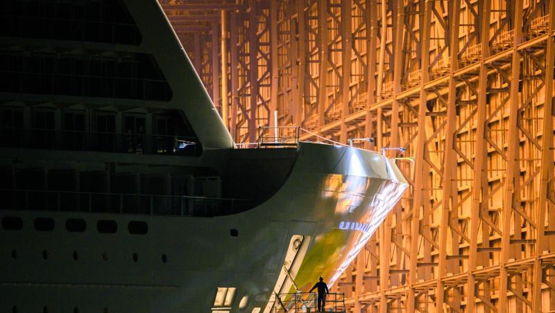 Der Bug eines Kreuzfahrtschiffs im Baudock der Meyer-Werft. Der Bug eines Kreuzfahrtschiffs im Baudock der Meyer-Werft.