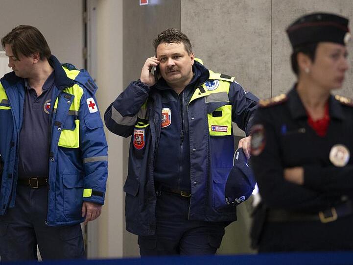Einsatzkräfte der Rettungsmannschaften vor Ort. Auf dem Rollfeld des Flughafens Scheremetjewo kam es zu dem tödlichen Flugzeugunglück.