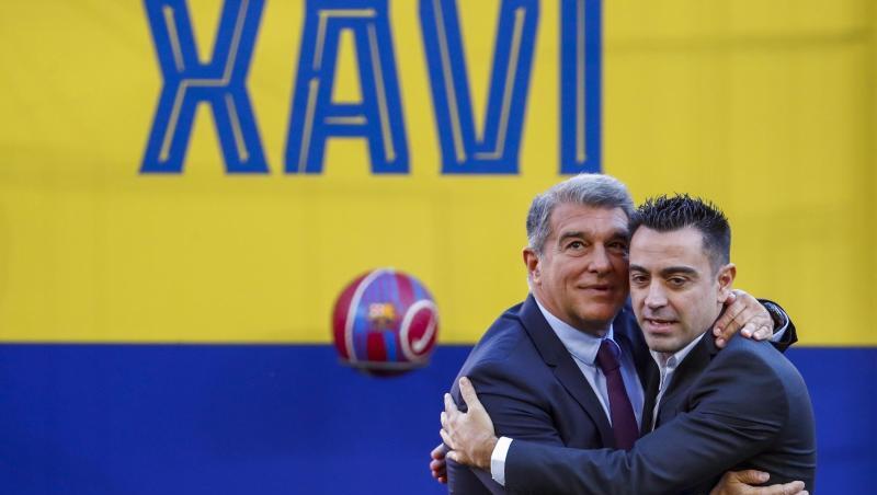 Zurück in Barcelona: Xavi Hernandez (r) wird von Barça-Präsident Joan Laporta empfangen.