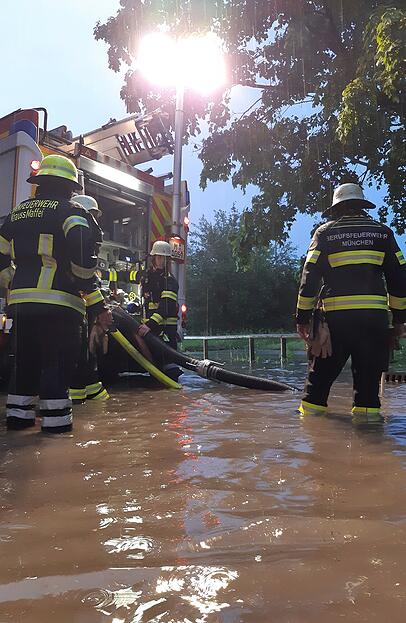 Nach drei Stunden war die Straße wieder befahrbar und die Feuerwehr konnte den Einsatz beenden. Nach drei Stunden war die Straße wieder befahrbar und die Feuerwehr konnte den Einsatz beenden.