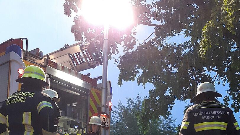 Nach drei Stunden war die Straße wieder befahrbar und die Feuerwehr konnte den Einsatz beenden. Nach drei Stunden war die Straße wieder befahrbar und die Feuerwehr konnte den Einsatz beenden.