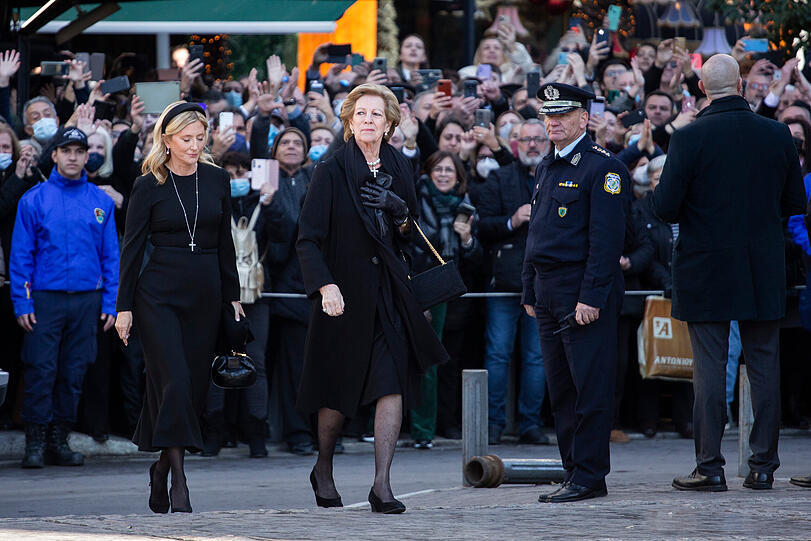 16.01.2023, Griechenland, Athen: Anne-Marie, Ex-Königin von Griechenland und ihre Schwiegertochter Marie-Chantal von Griechenland (l) treffen zur Trauerfeier für Ex-König Konstantin II. von Griechenland vor der Metropolitan-Kathedrale ein. Konstantin II. war am 10. Januar 2023 im Alter von 82 Jahren in Athen gestorben. Foto: Socrates Baltagiannis/dpa +++ dpa-Bildfunk +++