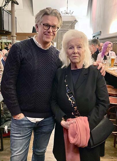 Das Leben klopft wieder an: Percy Hoven mit seiner Mutter Joyce. Das Leben klopft wieder an: Percy Hoven mit seiner Mutter Joyce.