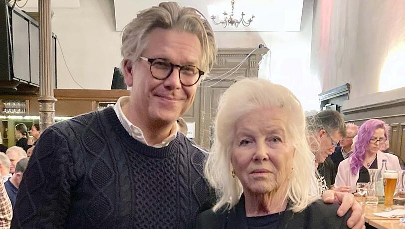 Das Leben klopft wieder an: Percy Hoven mit seiner Mutter Joyce. Das Leben klopft wieder an: Percy Hoven mit seiner Mutter Joyce.