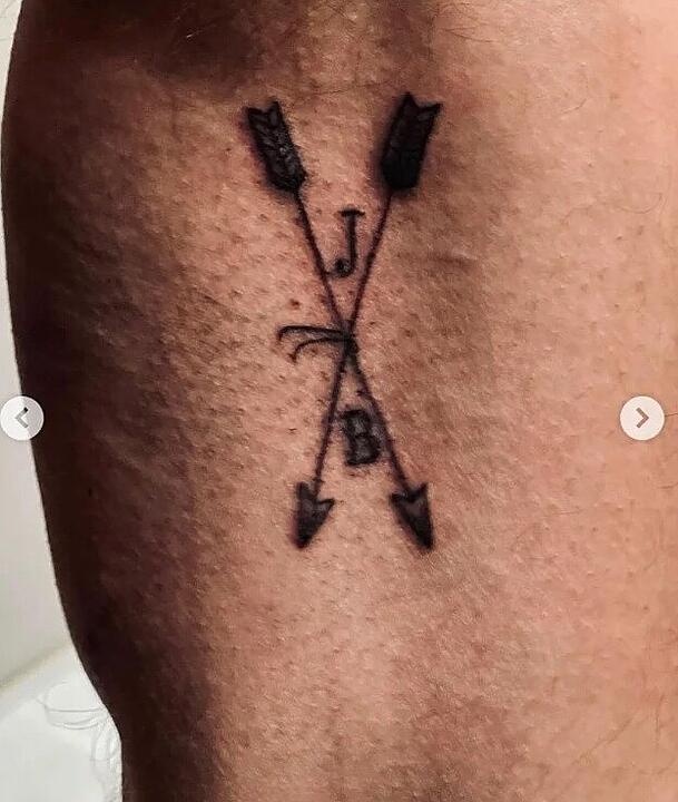 Das Tattoo von Ben Affleck zeigt zwei Pfeile mit den beiden Anfangsbuchstaben "J" und "B" Das Tattoo von Ben Affleck zeigt zwei Pfeile mit den beiden Anfangsbuchstaben "J" und "B"