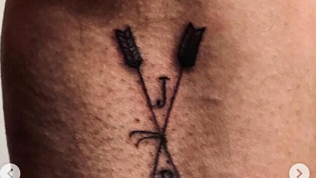 Das Tattoo von Ben Affleck zeigt zwei Pfeile mit den beiden Anfangsbuchstaben "J" und "B" Das Tattoo von Ben Affleck zeigt zwei Pfeile mit den beiden Anfangsbuchstaben "J" und "B"
