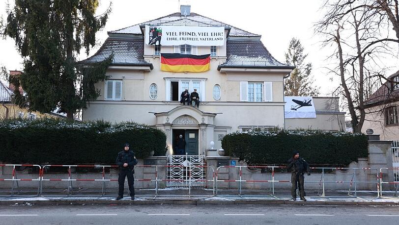 Die rechte Verbindung Danubia wird von der Polizei geschützt. Eigentlich sollte die Demo am Haus vorbeiziehen.