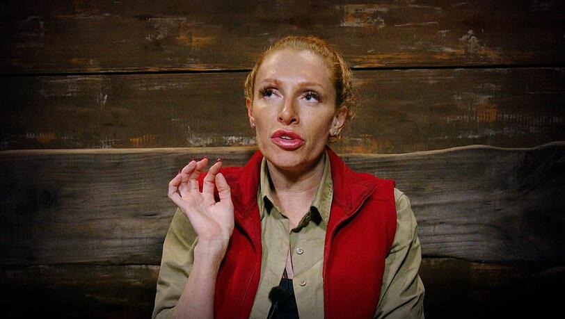 Georgina Fleur erklärt sich im Dschungelcamp für einen Skandal aus ihrer Vergangenheit. Georgina Fleur erklärt sich im Dschungelcamp für einen Skandal aus ihrer Vergangenheit.