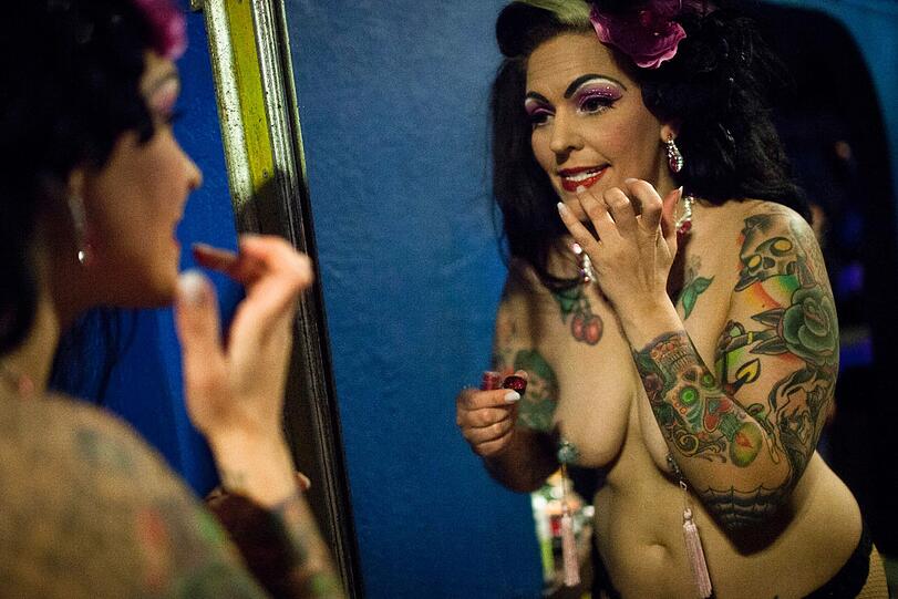 Bei den Namen sind die Künstlerinnen genauso kreativ, wie beim Strip: Cha Cha Velour zieht sich den Lippenstift nach.