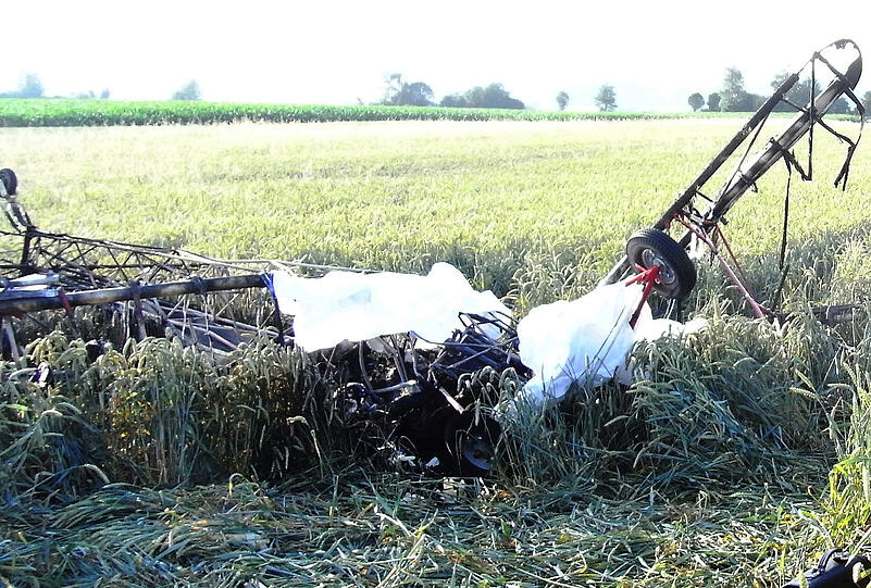 Kurz nach dem Start fängt ein Ultraleichtflugzeug in Niederbayern Feuer, schlägt auf ein Feld auf und brennt völlig aus. Ein Mann und eine Frau sterben.