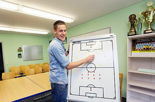 Eicher an der Taktiktafel. Hier malt Coach Markus von Ahlen normalerweise Aufstellung und verschiedene Spielzüge auf.