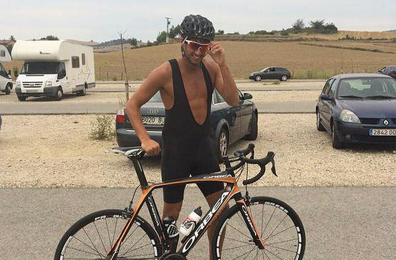 Javi Martinez denkt selbst im Urlaub wieder an die Saisonvorbereitung und trainiert in seiner Freizeit mit dem Rennrad.