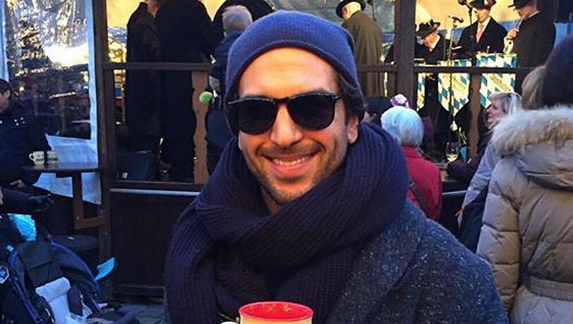 Mit Sonnebrille auf der Nase schlendert Elyas M'Barek über den Weihnachtsmarkt in München Mit Sonnebrille auf der Nase schlendert Elyas M'Barek über den Weihnachtsmarkt in München