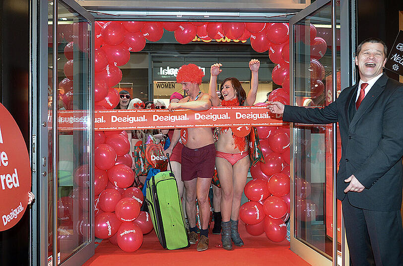 Bilder von vergangenen "Halbnackt-Aktionen" der spanischen Modekette Desigual. Am Mittwoch gibt es das Event zum ersten Mal in München. (Archivbild)