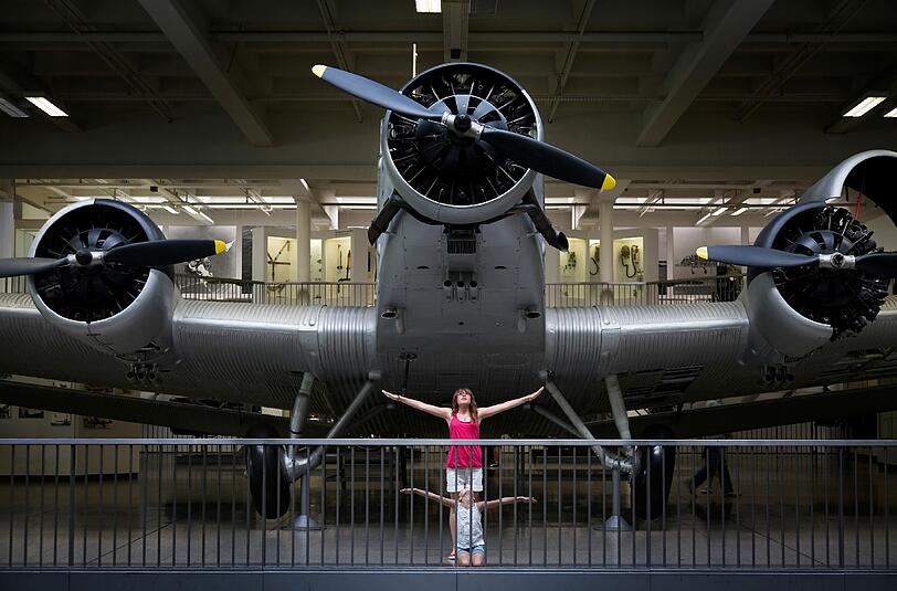 Luftfahrt Ausstellung: Kinder vor der JU 52, dem dreimotorigen Ganzmetall-Flugzeug, das als &bdquo;Tante Ju&ldquo; weltberühmt wurde.