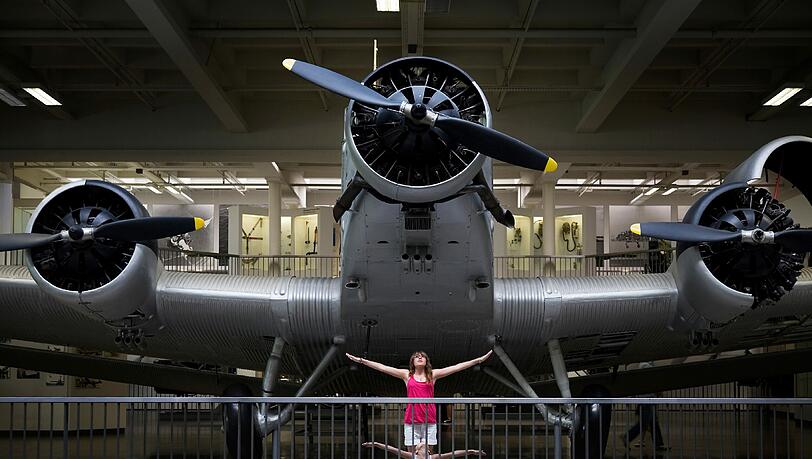 Luftfahrt Ausstellung: Kinder vor der JU 52, dem dreimotorigen Ganzmetall-Flugzeug, das als „Tante Ju“ weltberühmt wurde. Luftfahrt Ausstellung: Kinder vor der JU 52, dem dreimotorigen Ganzmetall-Flugzeug, das als „Tante Ju“ weltberühmt wurde.