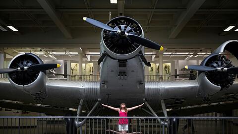 Luftfahrt Ausstellung: Kinder vor der JU 52, dem dreimotorigen Ganzmetall-Flugzeug, das als &bdquo;Tante Ju&ldquo; weltberühmt wurde.