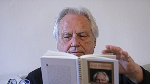 Der Kunstberater Helge Achenbach blättert in seinem Buch "Selbstzerstörung".