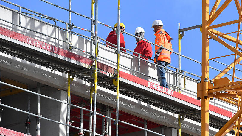Bauarbeiter im Einsatz in Riem. Den Rückgang der Zahlen für fertiggestellte Wohnungen schiebt Stadtbaurätin Elisabeth Merk (parteilos) auch auf die Notlage im Bau. Bauarbeiter im Einsatz in Riem. Den Rückgang der Zahlen für fertiggestellte Wohnungen schiebt Stadtbaurätin Elisabeth Merk (parteilos) auch auf die Notlage im Bau.