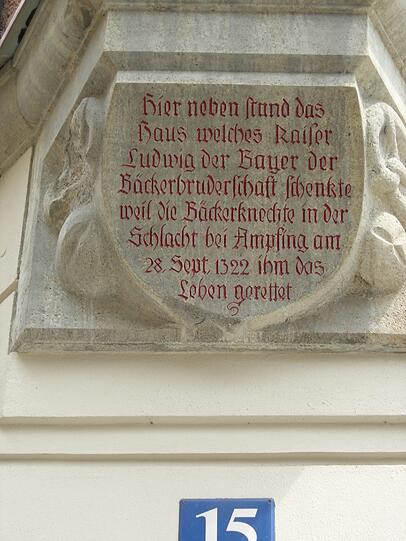 Die Inschrift erzählt von der Sage um die Schlacht von Mühldorf 1322.