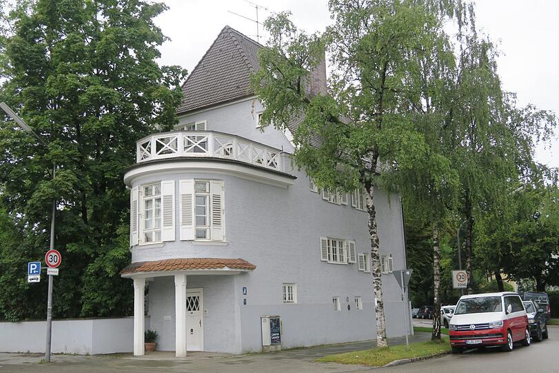 Ein charmantes hellblaues Haus in der Offenbachstraße.