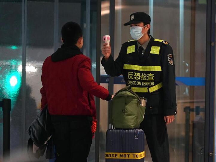Fiebermessen bei der Ankunft im Flughafen der chinesischen Stadt Wuhan.