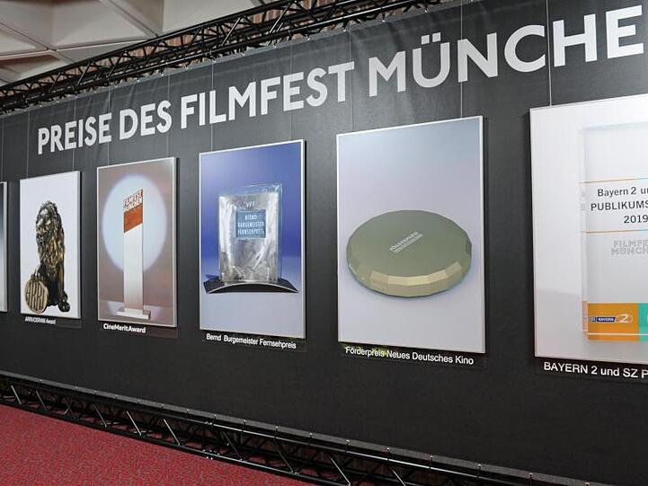 Plakate der Preise des Filmfest München, unter anderem der Bernd-Burgemeister-Fernsehpreis (3.v.l.). Foto: Ursula Düren