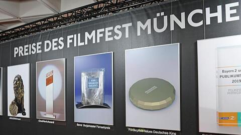 Plakate der Preise des Filmfest München, unter anderem der Bernd-Burgemeister-Fernsehpreis (3.v.l.). Foto: Ursula Düren