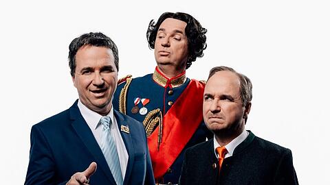 Wolfgang Krebs schlüpft wieder mal in sämtliche Rollen und ist als Markus Söder, König Ludwig II. und Hubert Aiwanger (von links) im Einsatz.