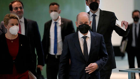 Auf dem Weg zur Pressekonferenz nach der MPK am Donnerstag: Bundeskanzler Olaf Scholz (SPD) und Franziska Giffey (SPD.