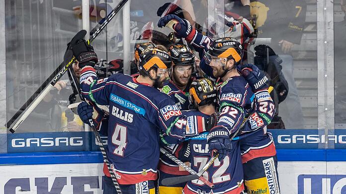 Die Eisbären Berlin feiern den Einzug ins DEL-Finale.