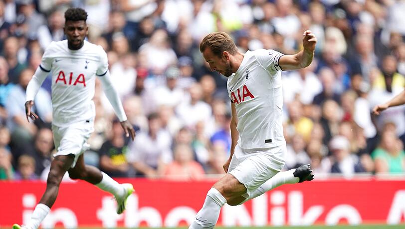 Der Transferpoker um Harry Kane (r) von Tottenham Hotspur geht weiter.