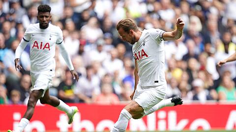 Der Transferpoker um Harry Kane (r) von Tottenham Hotspur geht weiter.