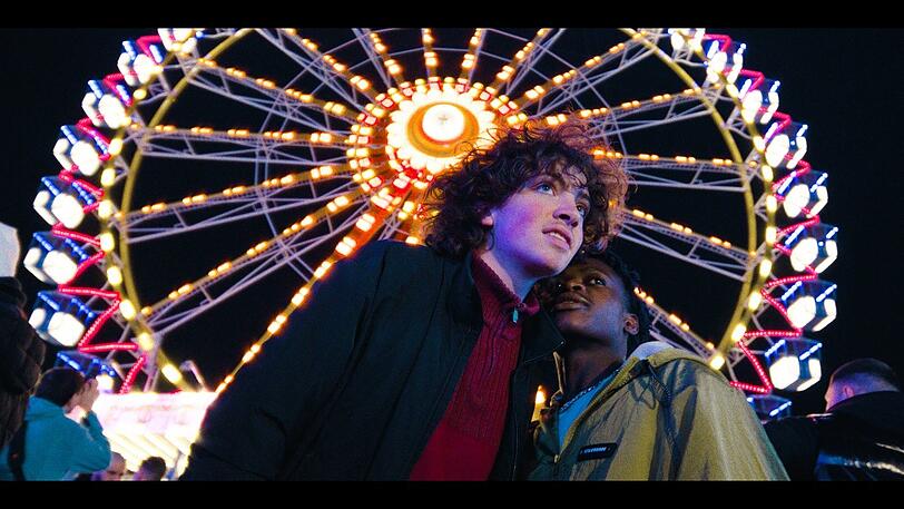 Lennys (Carlo Schmitt) größter Traum ist ein Date mit Mo (Thapelo Mashiane).