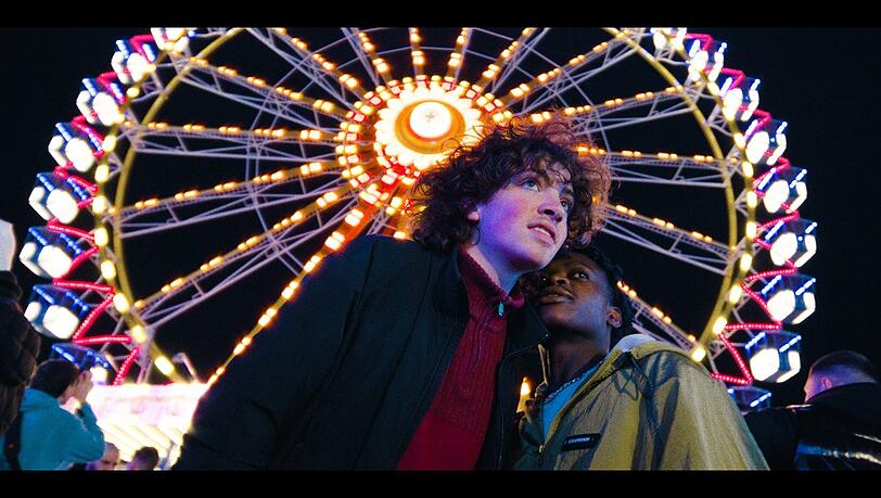 Lennys (Carlo Schmitt) größter Traum ist ein Date mit Mo (Thapelo Mashiane).