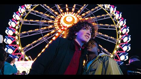 Lennys (Carlo Schmitt) größter Traum ist ein Date mit Mo (Thapelo Mashiane).