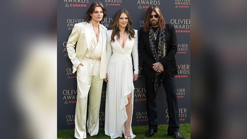 Elizabeth Hurley erschien bei den Olivier Awards mit ihrem Freund Billy Ray Cyrus (r.) und ihrem Sohn Damian.