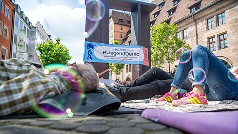 Nach Angaben der Initiative #LiegendDemo sind inzwischen mehr als 600.000 Menschen in Deutschland an ME/CFS erkrankt. Nach Angaben der Initiative #LiegendDemo sind inzwischen mehr als 600.000 Menschen in Deutschland an ME/CFS erkrankt.