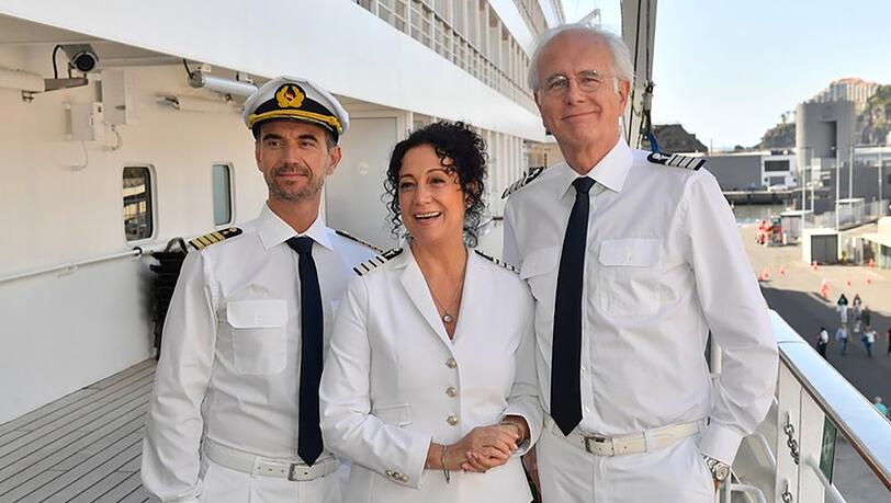 "Das Traumschiff: Walvis Bay": Auch auf der Reise nach Namibia kann sich Kapitän Max Parger (Florian Silbereisen, l.) auf Hanna Liebhold (Barbara Wussow, M.) und Oskar Schifferle (Harald Schmidt) verlassen. "Das Traumschiff: Walvis Bay": Auch auf der Reise nach Namibia kann sich Kapitän Max Parger (Florian Silbereisen, l.) auf Hanna Liebhold (Barbara Wussow, M.) und Oskar Schifferle (Harald Schmidt) verlassen.