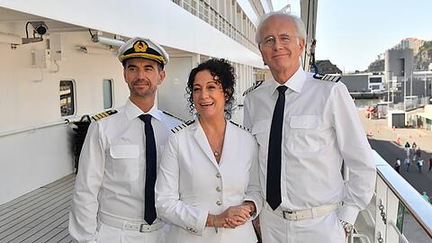 "Das Traumschiff: Walvis Bay": Auch auf der Reise nach Namibia kann sich Kapit&auml;n Max Parger (Florian Silbereisen, l.) auf Hanna Liebhold (Barbara Wussow, M.) und Oskar Schifferle (Harald Schmidt) verlassen.