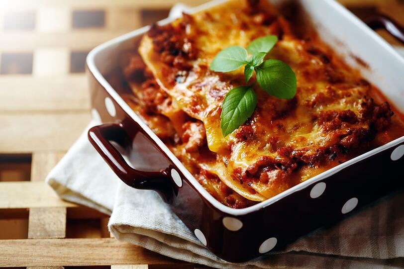 Das Nationalgericht aus Italien zählt auch hierzulande zu den absoluten Lieblings-Pastagerichten. Denn das Ofengericht ist schnell vorbereitet: mit Schichten aus Rinderragout, Béchamelsauce und Nudelplatten. Doch das klassische Rezept lässt sich natürlich variieren wie etwa mit Fisch statt Fleisch, vegetarisch oder vegan. Die folgenden Rezeptideen bringen mehr Abwechslung auf Ihren Tisch ... Das Nationalgericht aus Italien zählt auch hierzulande zu den absoluten Lieblings-Pastagerichten. Denn das Ofengericht ist schnell vorbereitet: mit Schichten aus Rinderragout, Béchamelsauce und Nudelplatten. Doch das klassische Rezept lässt sich natürlich variieren wie etwa mit Fisch statt Fleisch, vegetarisch oder vegan. Die folgenden Rezeptideen bringen mehr Abwechslung auf Ihren Tisch ...