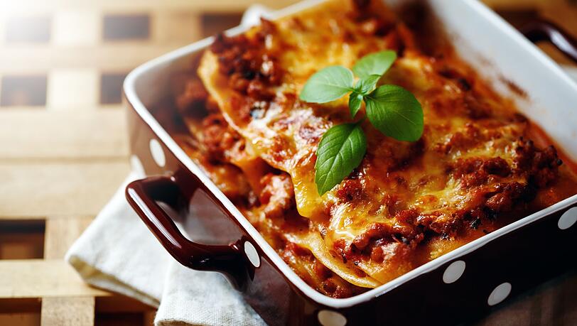 Das Nationalgericht aus Italien z&auml;hlt auch hierzulande zu den absoluten Lieblings-Pastagerichten. Denn das Ofengericht ist schnell vorbereitet: mit Schichten aus Rinderragout, B&eacute;chamelsauce und Nudelplatten. Doch das klassische Rezept l&auml;sst sich nat&uuml;rlich variieren wie etwa mit Fisch statt Fleisch, vegetarisch oder vegan. Die folgenden Rezeptideen bringen mehr Abwechslung auf Ihren Tisch ...