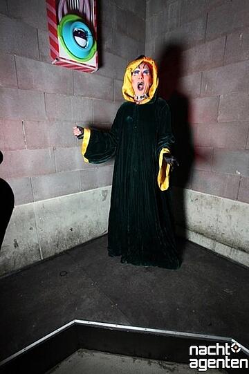 Für "Garry Klein - ooops ne schwule Party" fanden sich am Mittwoch Gays, Freunde und eine Drag-Queen im Münchner-Kindl-Gewand ein. Mehr Bilder unter: www.nachtagenten.de