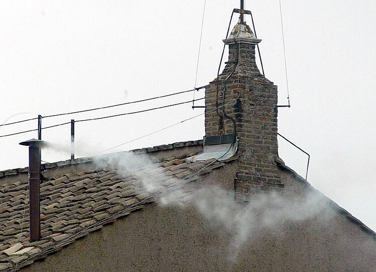 Weißer Rauch am Vatikan: Am 19. April 2005 musste nach dem Tod von Johannes Paul II. ein neuer Papst bestimmt werden: Es wurde Joseph Ratzinger.